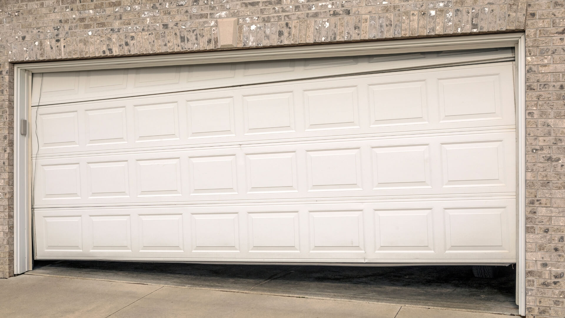 You are currently viewing Common Signs of a Broken Garage Door Spring and What to Do About It